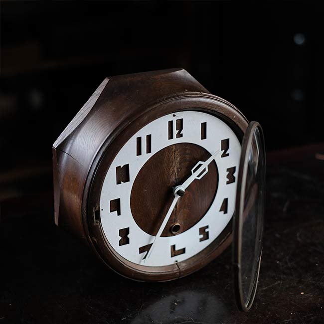 Manual winding wall clock