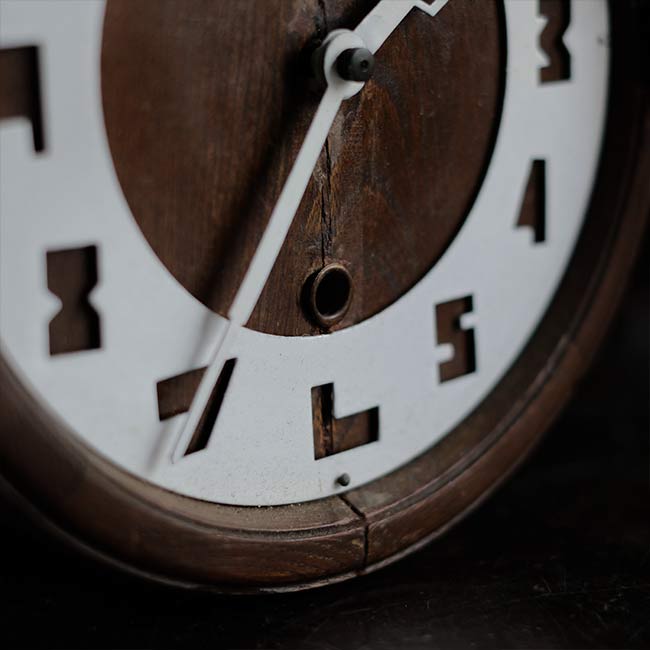 Manual winding wall clock
