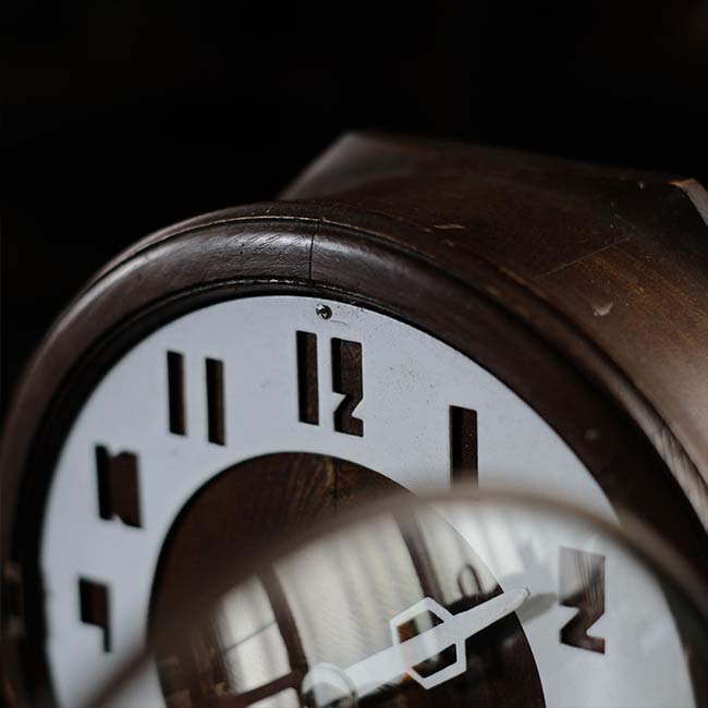 Manual winding wall clock