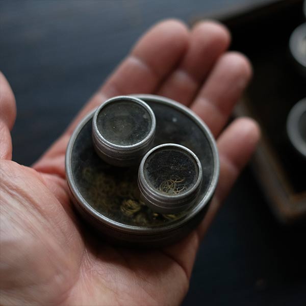 機械式時計のパーツ缶と瓶のセット