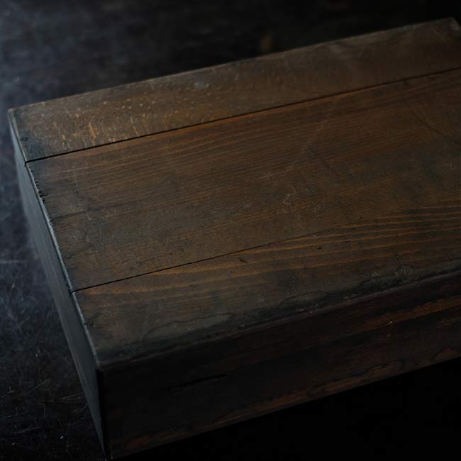 時計の部品が入った木箱(紙箱)