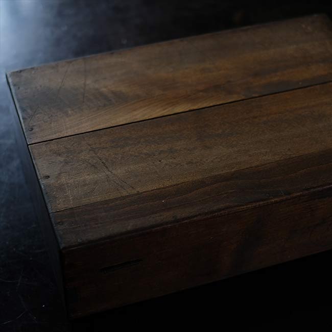 時計の部品が入った木箱(封筒)