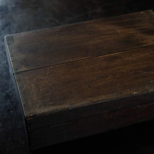 時計の部品が入った木箱(封筒)