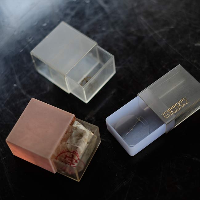 時計の部品が入った木箱(風防)