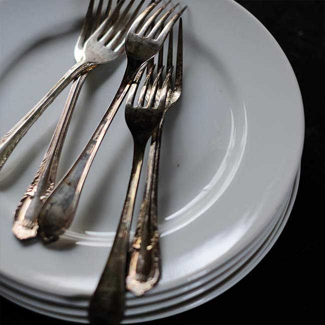 White porcelain rimmed plate φ23cm