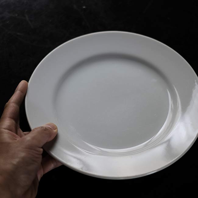 White porcelain rimmed plate φ23cm