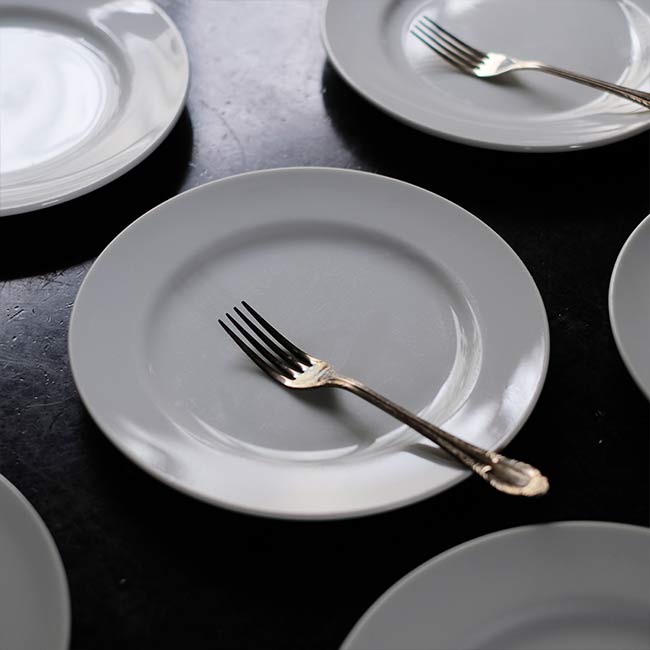White porcelain rimmed plate φ23cm