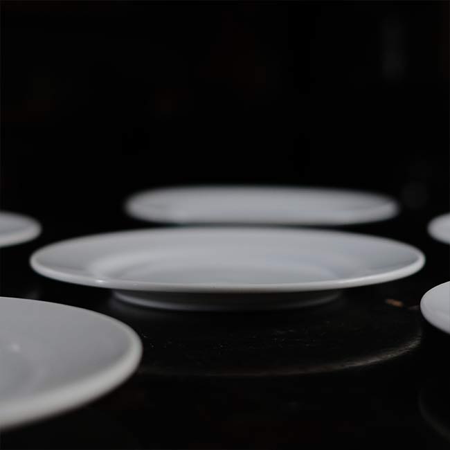 White porcelain rimmed plate φ23cm