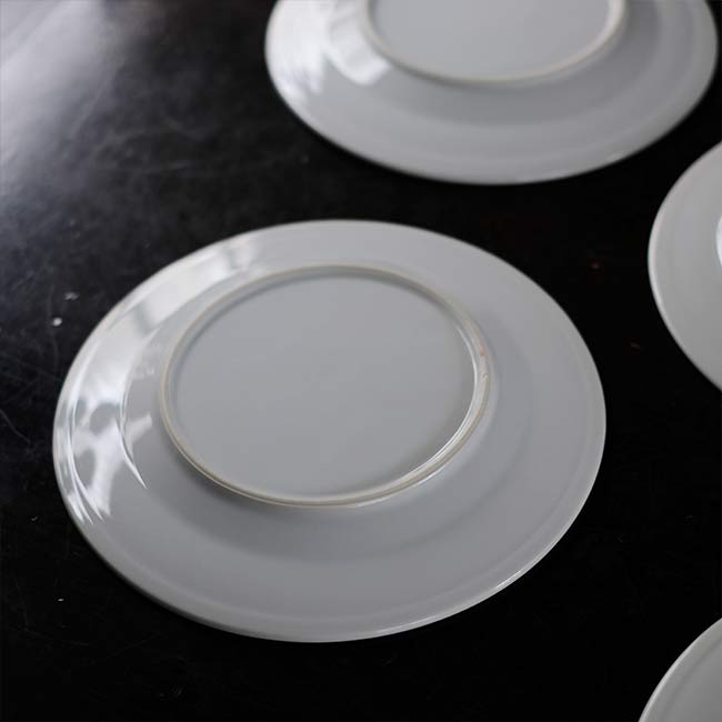 White porcelain rimmed plate φ23cm