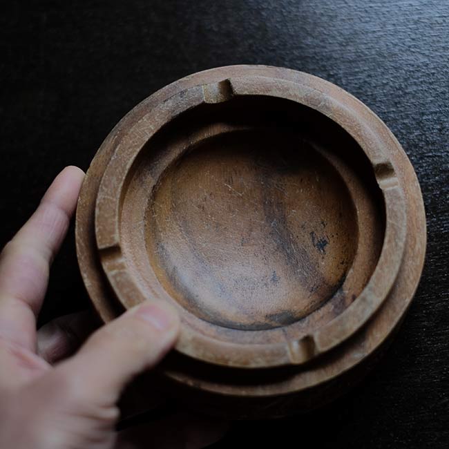 木製の灰皿