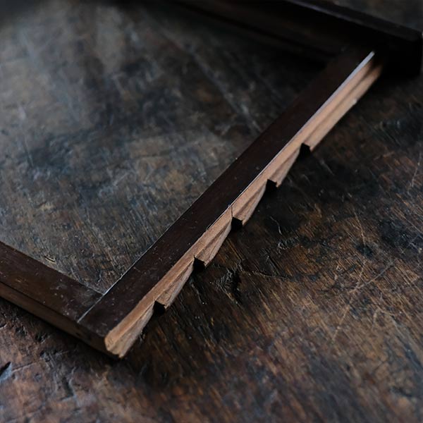 秤のケースを使った小型のショーケース(焦茶)