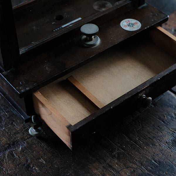 秤のケースを使った小型のショーケース(焦茶)