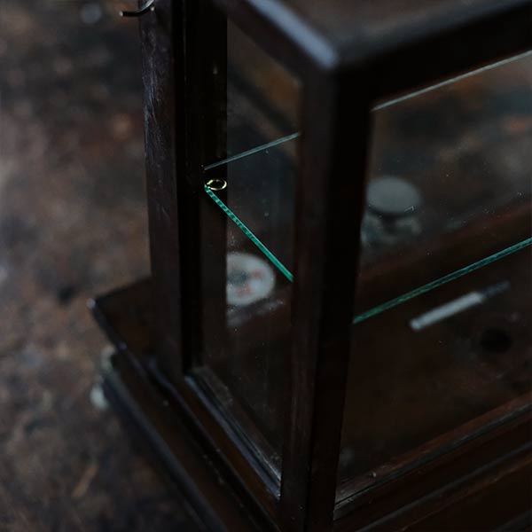 秤のケースを使った小型のショーケース(焦茶)