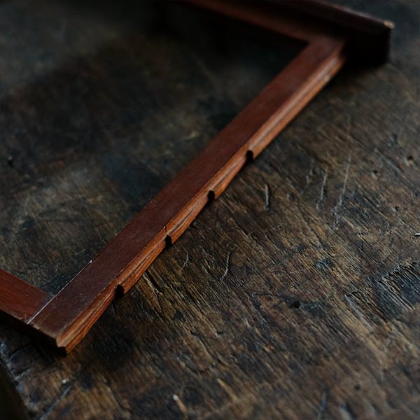 秤のケースを使った小型のショーケース(赤茶)