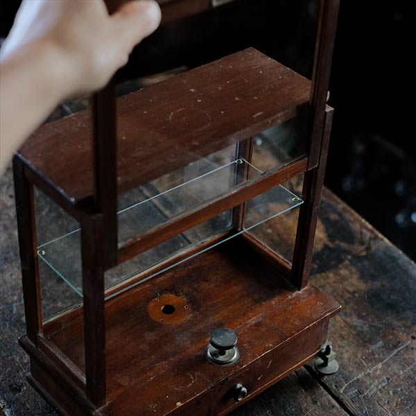 秤のケースを使った小型のショーケース(赤茶)