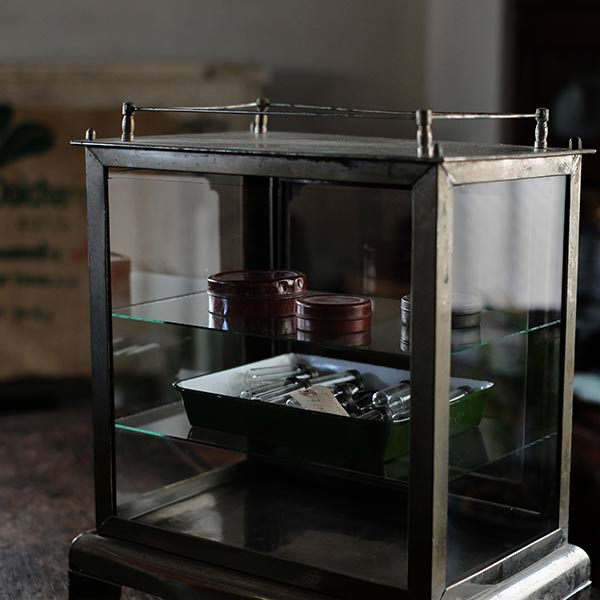 ガラス棚付きメタル製の古い消毒ケース