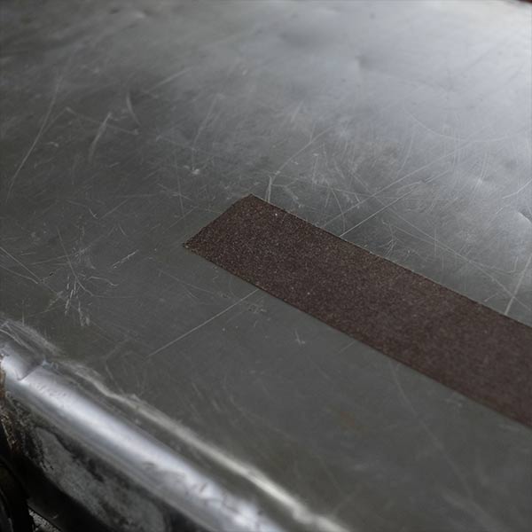 使い込まれた大きなアルミ製トランク