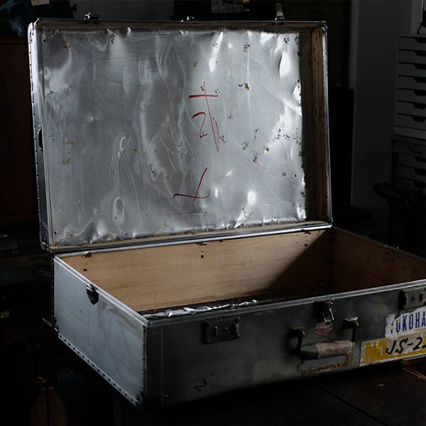 使い込まれた大きなアルミ製トランク