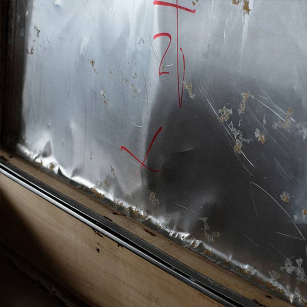 使い込まれた大きなアルミ製トランク