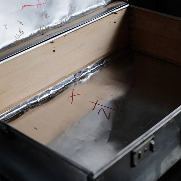 使い込まれた大きなアルミ製トランク