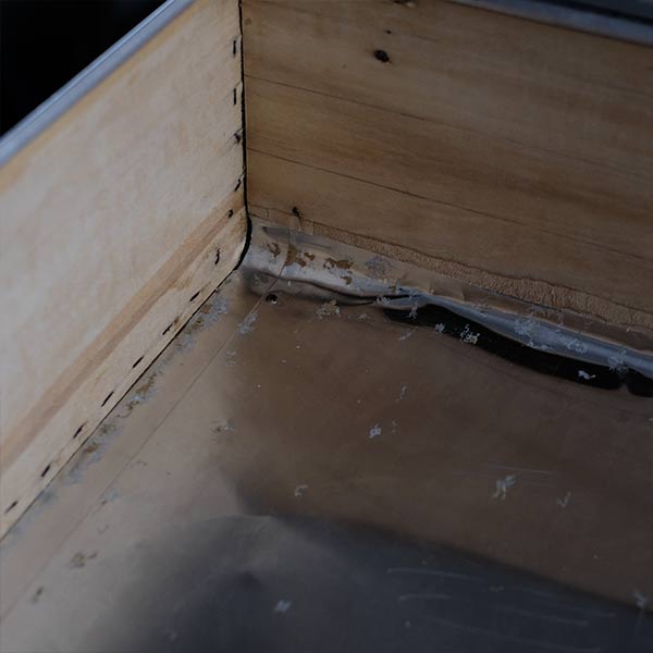 使い込まれた大きなアルミ製トランク