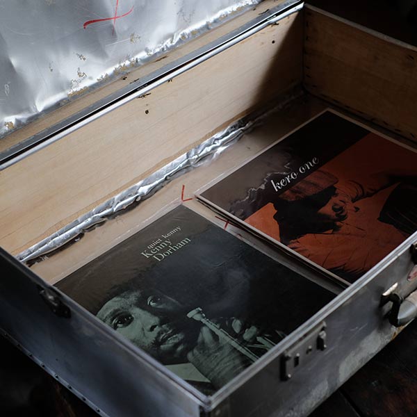 使い込まれた大きなアルミ製トランク