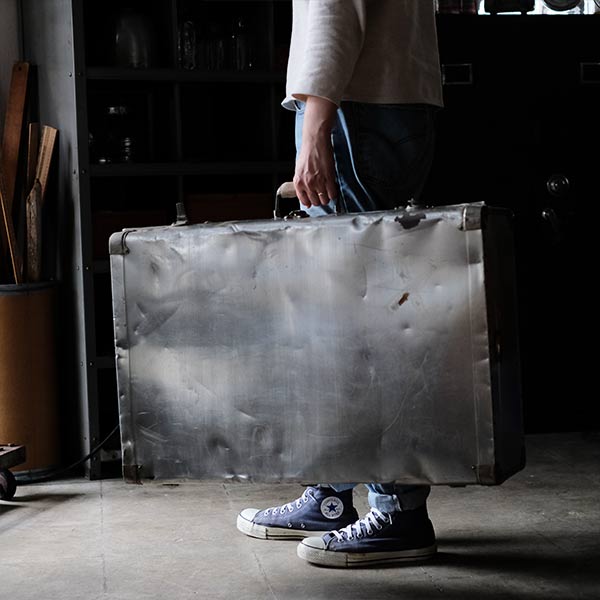 使い込まれた大きなアルミ製トランク