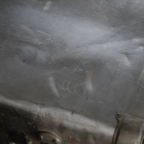 使い込まれた大きなアルミ製トランク