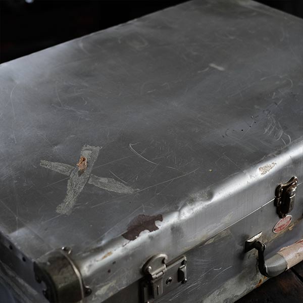 使い込まれた大きなアルミ製トランク
