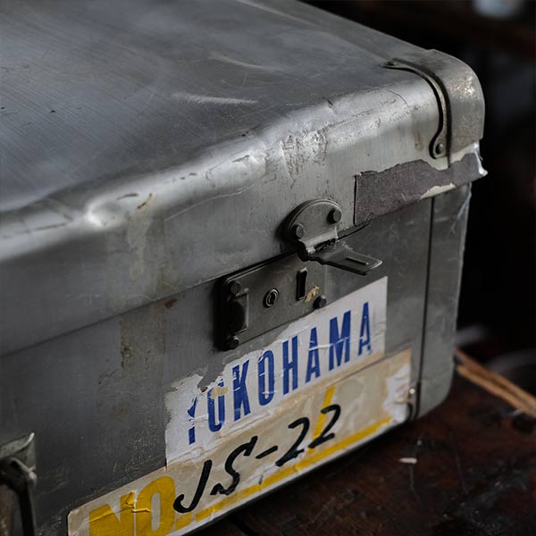 使い込まれた大きなアルミ製トランク