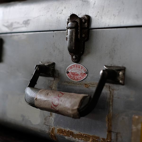 使い込まれた大きなアルミ製トランク