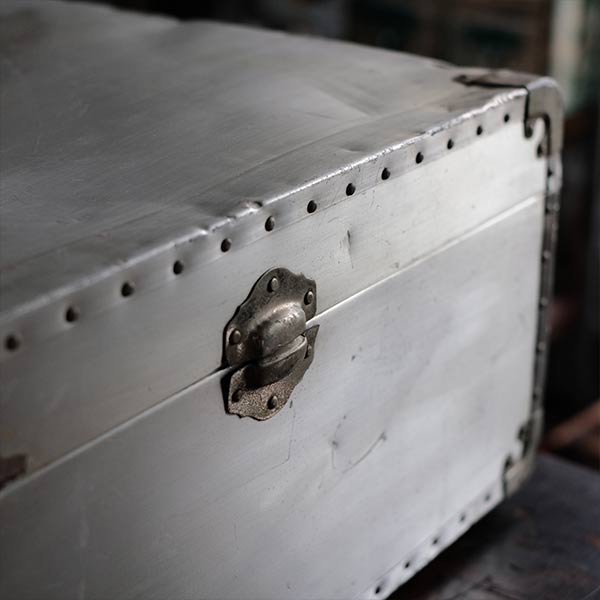 使い込まれた大きなアルミ製トランク
