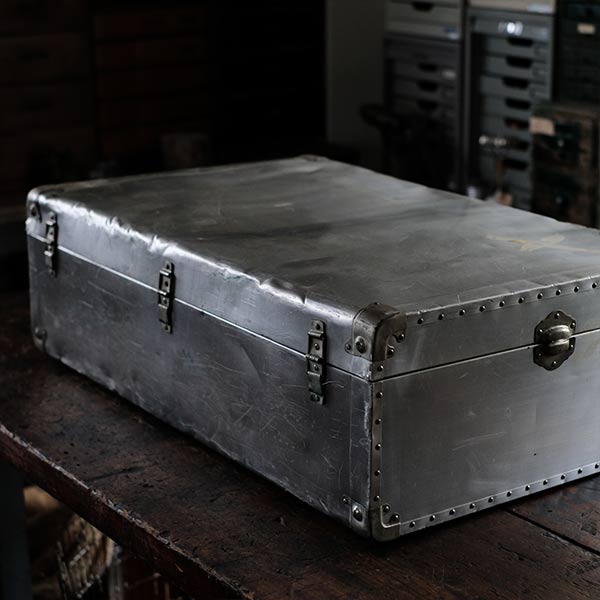 使い込まれた大きなアルミ製トランク