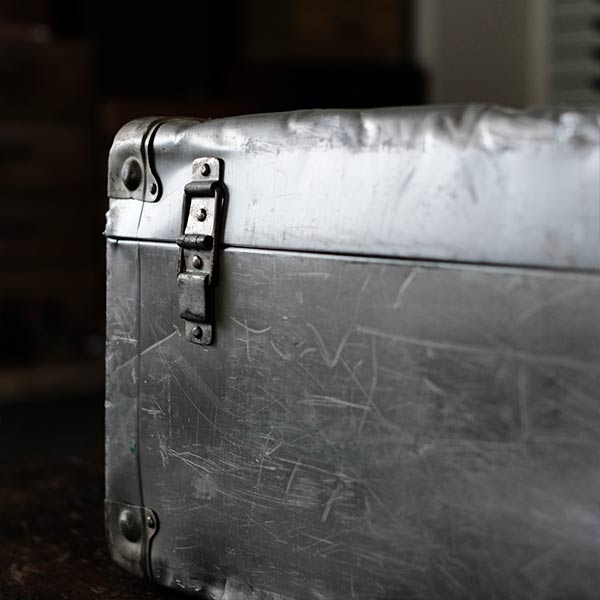 使い込まれた大きなアルミ製トランク