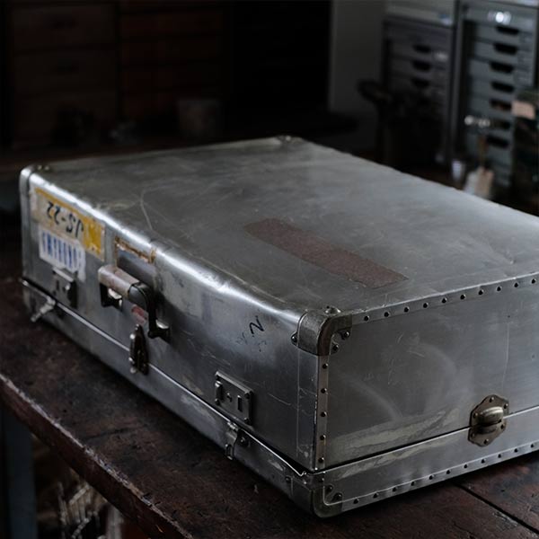 使い込まれた大きなアルミ製トランク