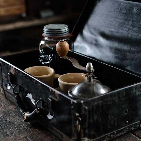 小ぶりな黒のトランクケース