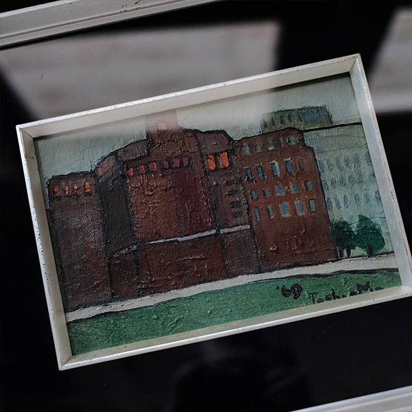 油彩画「茶色いビル」