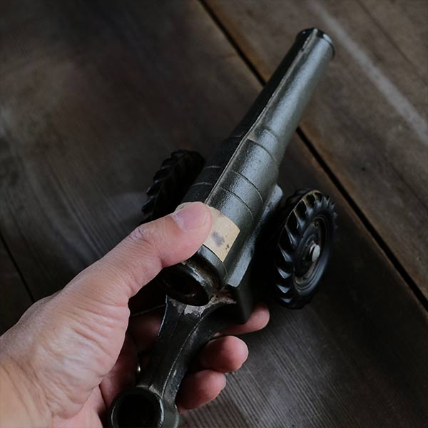 鋳物の大砲のオーナメント