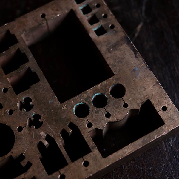 型を抜いた銅のブロック