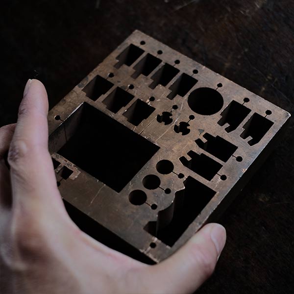 型を抜いた銅のブロック