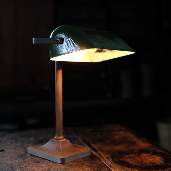 ホーローのシェードのデスクランプ
