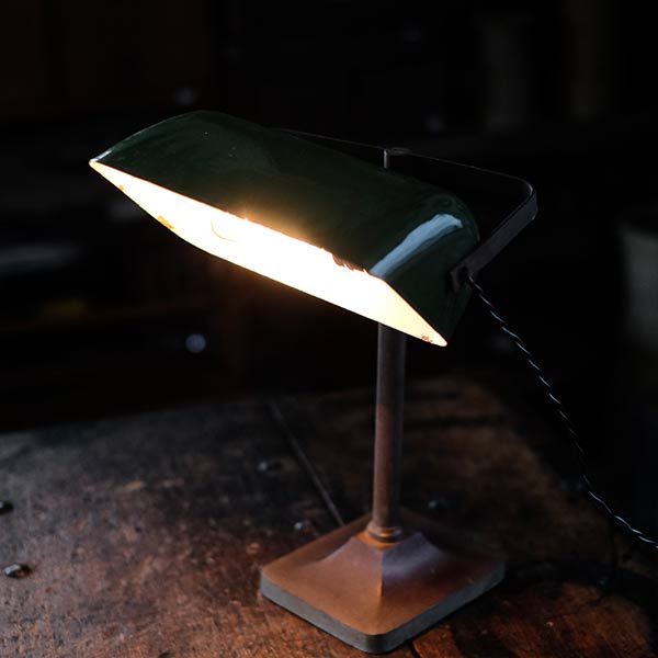 ホーローのシェードのデスクランプ