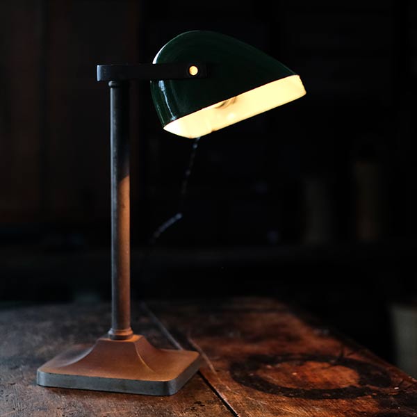 ホーローのシェードのデスクランプ
