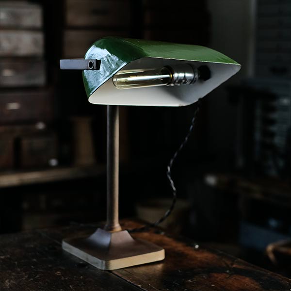 ホーローのシェードのデスクランプ