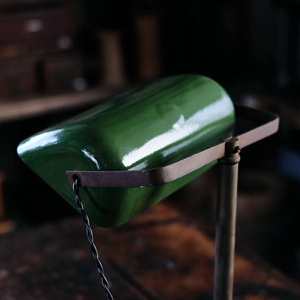 ホーローのシェードのデスクランプ