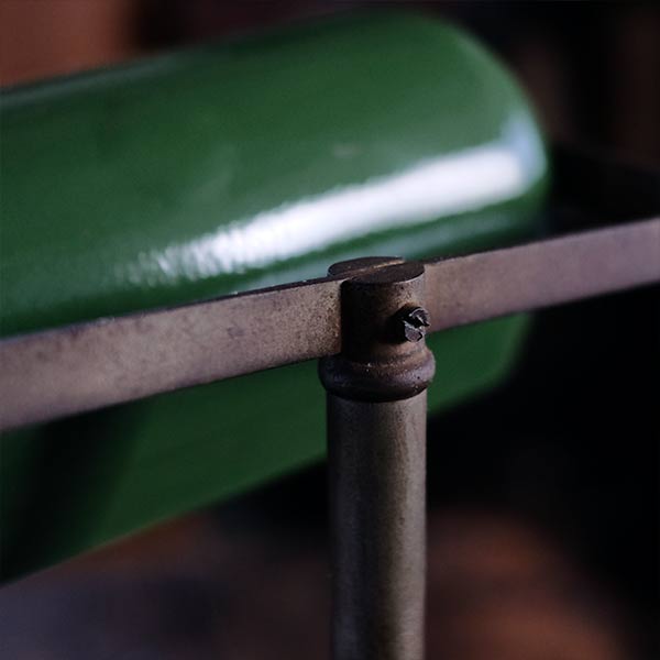 ホーローのシェードのデスクランプ