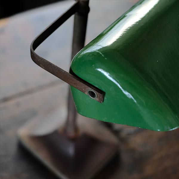 ホーローのシェードのデスクランプ