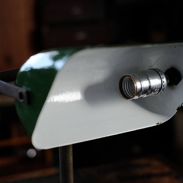 ホーローのシェードのデスクランプ