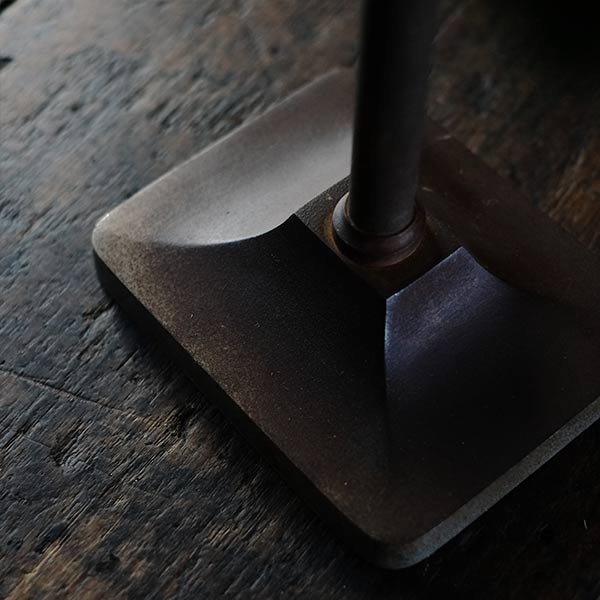 ホーローのシェードのデスクランプ