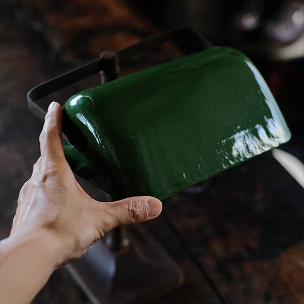 ホーローのシェードのデスクランプ